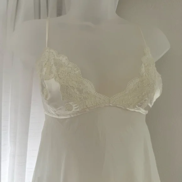 Vintage Victoria's Secret Ivory Chemise with Floral Lace Detailing lingerie - Picture 3 of 10